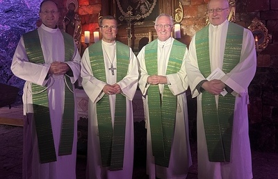 Die Weihbischöfe v.l.n.r.: Stephan Turnovszky, Johannes Freitag, Anton Leichtfried, Franz Scharl (Hansjörg Hofer, nicht am Bild)