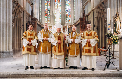 Lukas Weissensteiner, Pater Petrus Dreyhaupt, Weihbischof Johannes Freitag, Pater Josef Beer und Thomas lang (v.l.n.r.)